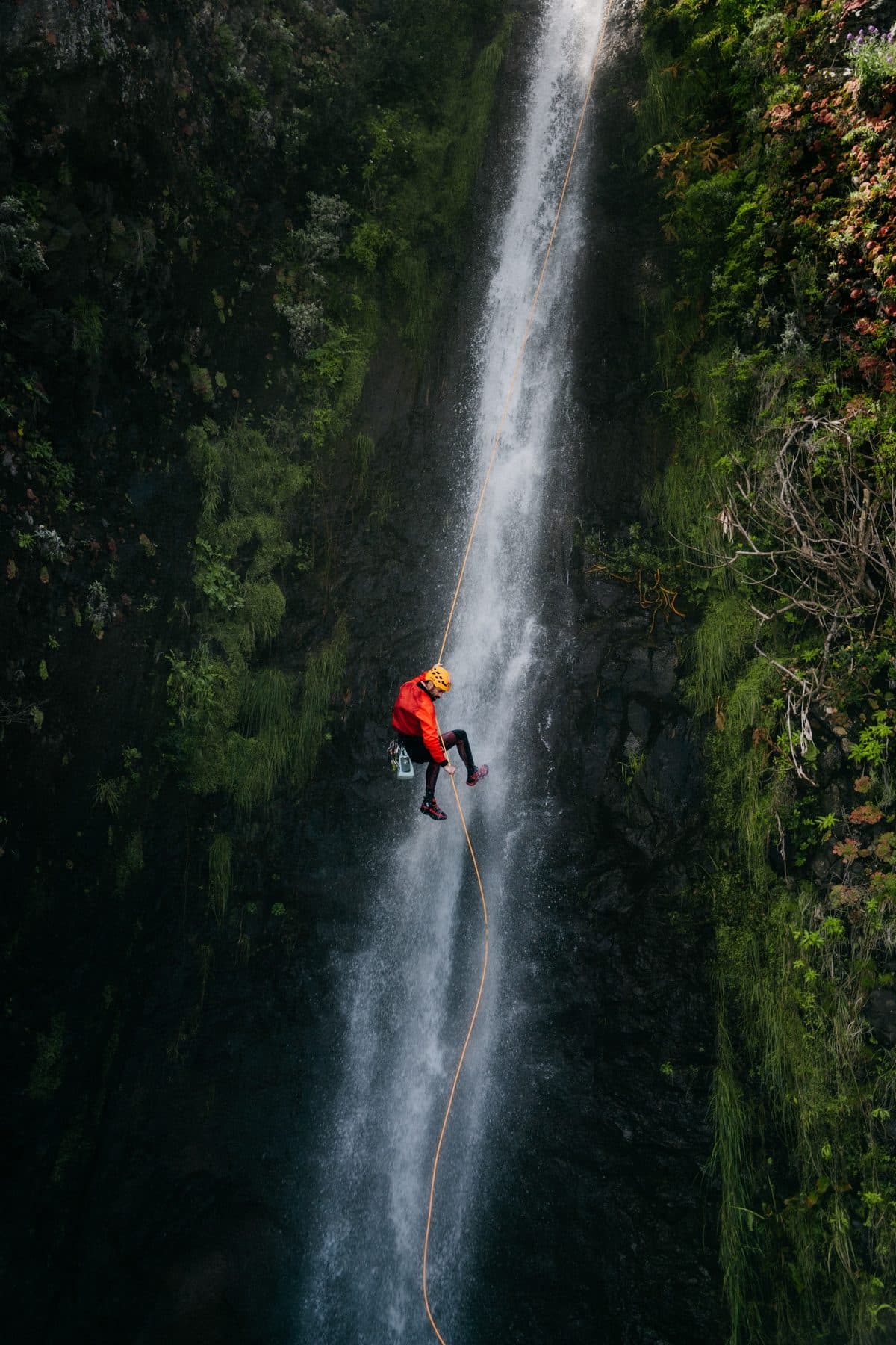 Rápel por una cascada larga en un barranco de Madeira